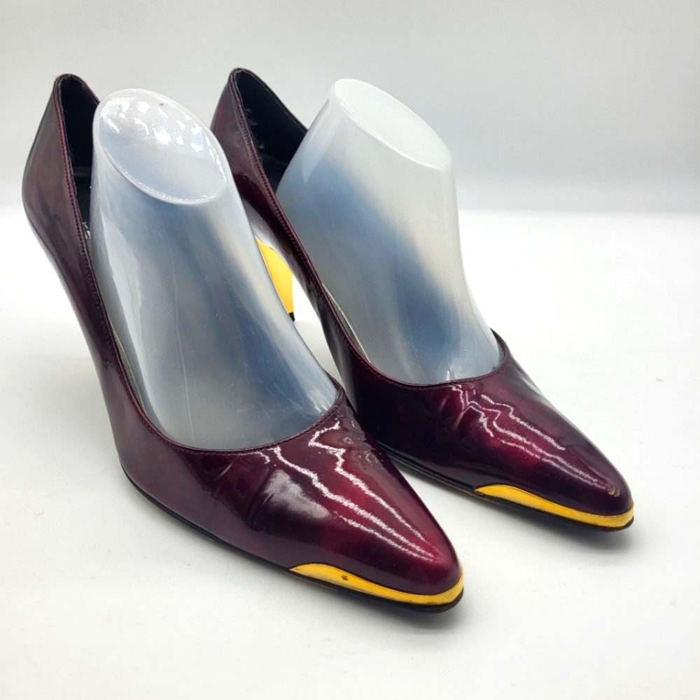 Stuart Weitzman burgundy marbled patent leather pointed toe with gold trim Sz 8